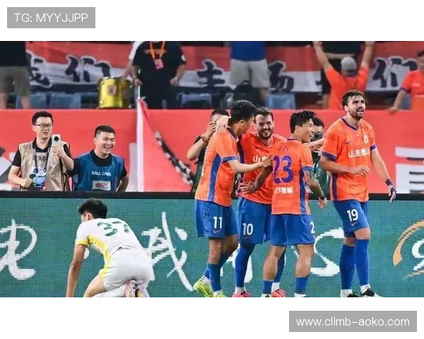 国际球星幽默调侃中国足球队实力差距引发热议球迷纷纷回应