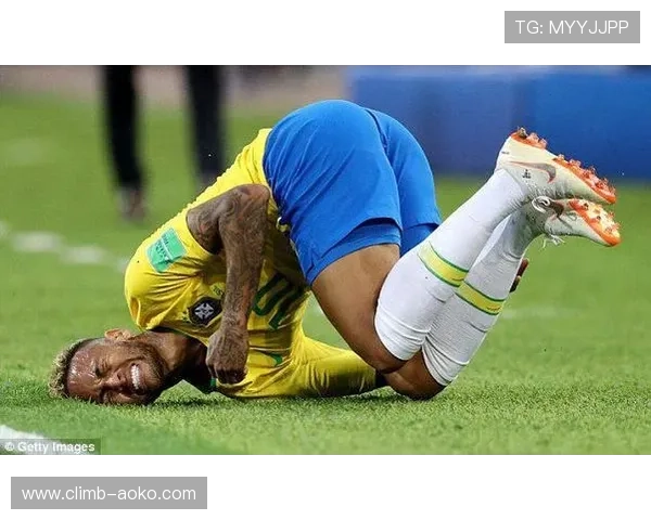 当足球球星突然闯入合影如何应对巧妙化解尴尬局面