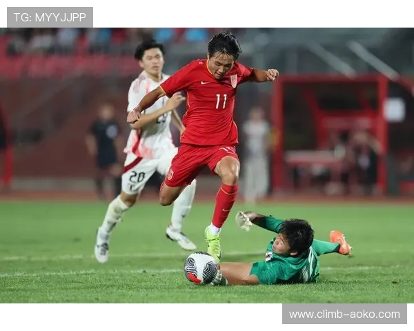 球星亲自观看中国足球直播比赛并分享心得感受引发热议