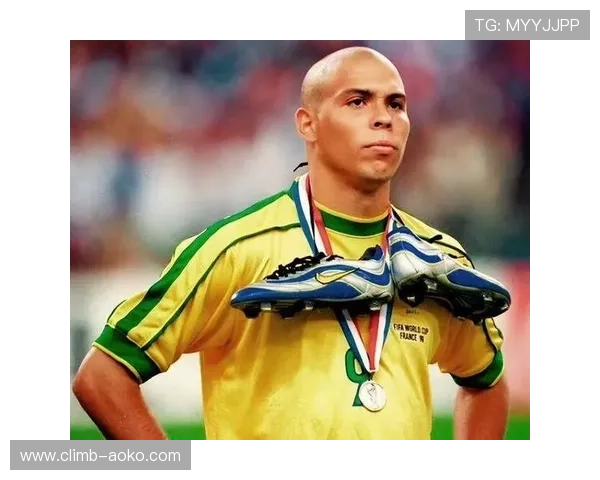 足球传奇之路：从球场到收藏的八大足球明星人物传奇