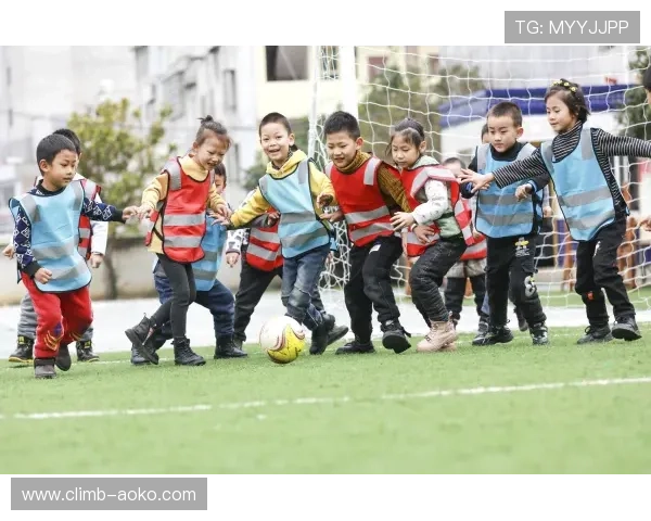 足球天才童年回忆：这些球星小时候的合照揭示了他们的成长轨迹